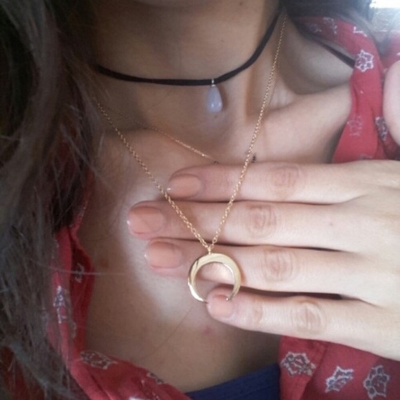 Crescent horn gold necklace - Picture 3 of 5